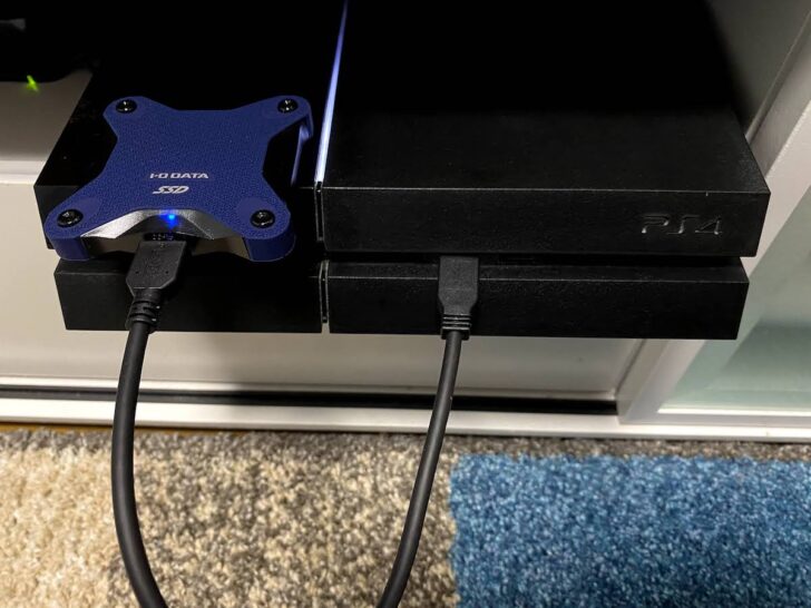 PS4の場合、前面のUSBポートに外付けSSDが接続可能